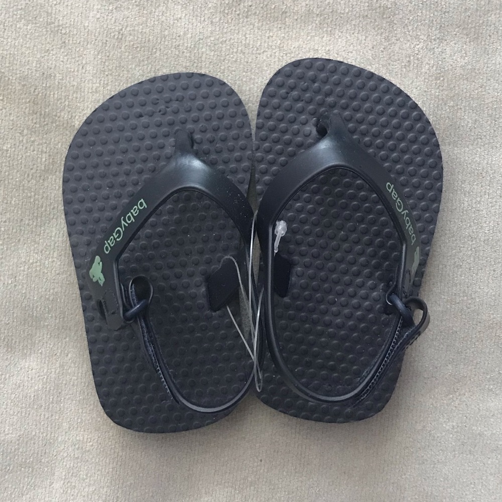 New baby gap flip flops, 3-6m size